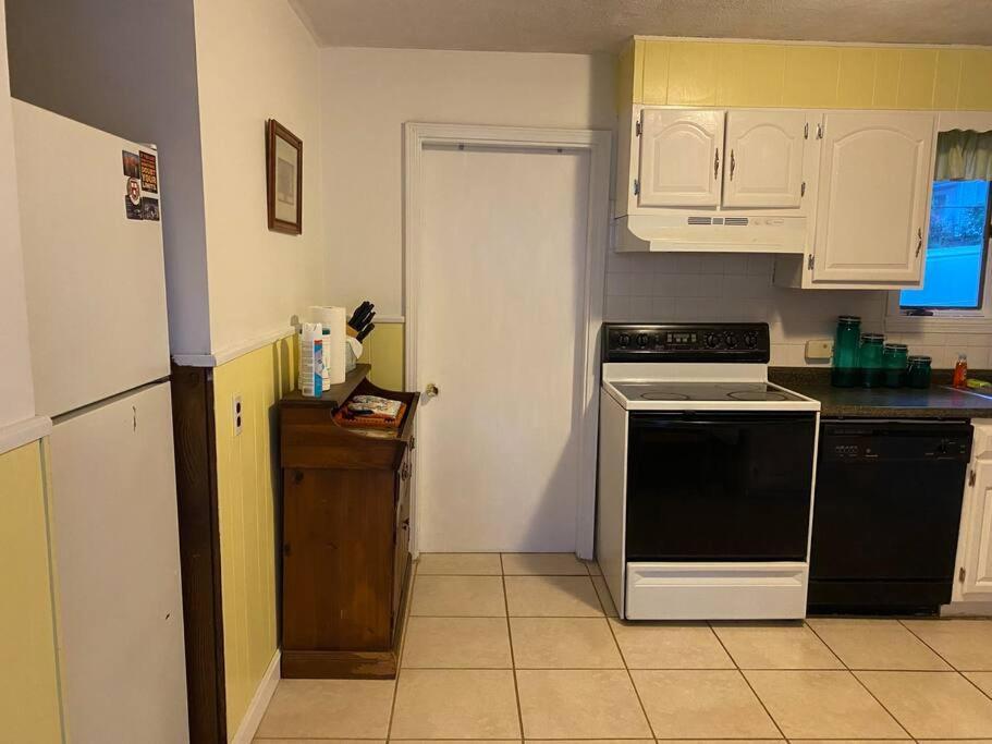 West End Malden-Near Boston Beautiful Furnished 3 Bedroom Apt Up To 5 Adults Exterior photo